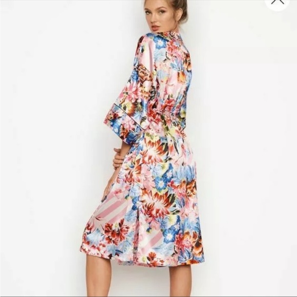 XS/S Vs Victoria’s Secret MARY KATRANTZOU Satin Pink Floral Robe kimono - Picture 4 of 10